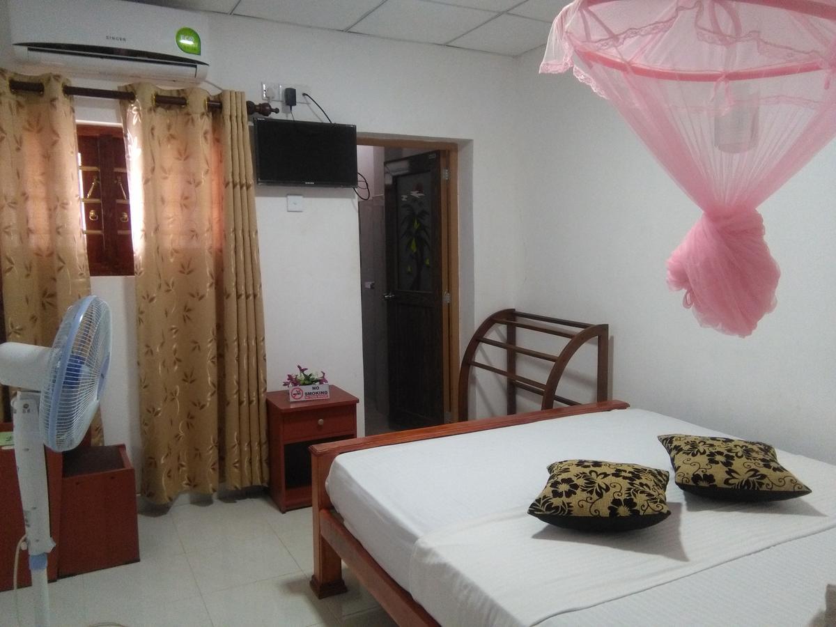 Hotel Camorich Tissamaharama Esterno foto
